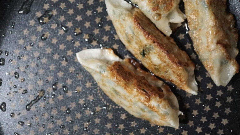 Jak wyczyścić przypalony garnek octem i odzyskać blask kuchennego naczynia?
