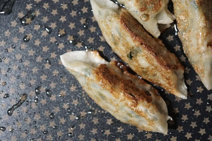 Jak wyczyścić przypalony garnek octem i odzyskać blask kuchennego naczynia?